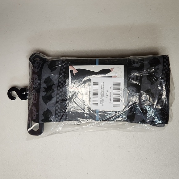 ❤️NWT VINTAGE TORRID POCKET CROP LEGGING - HALLOWEEN BATS PUMPKIN WEB PLUS SIZE - Picture 11 of 16